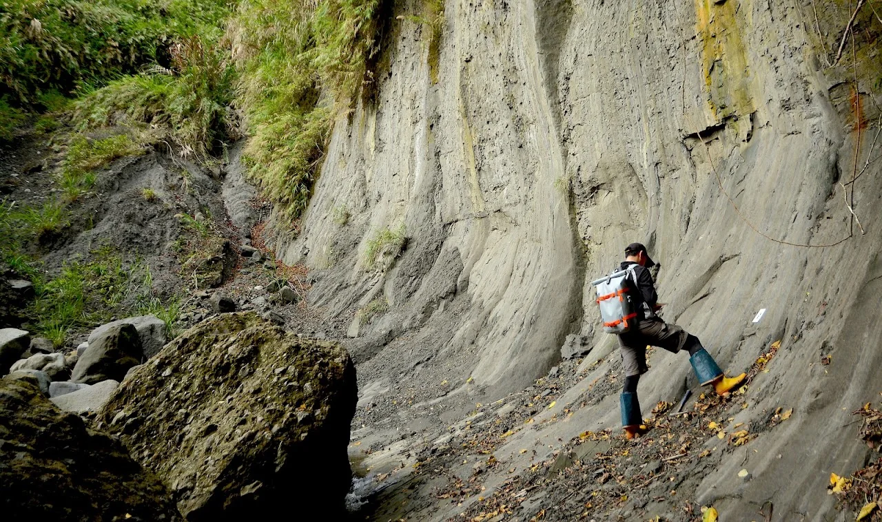 Large boulders in a steep channel above a waterfall at Changpin.