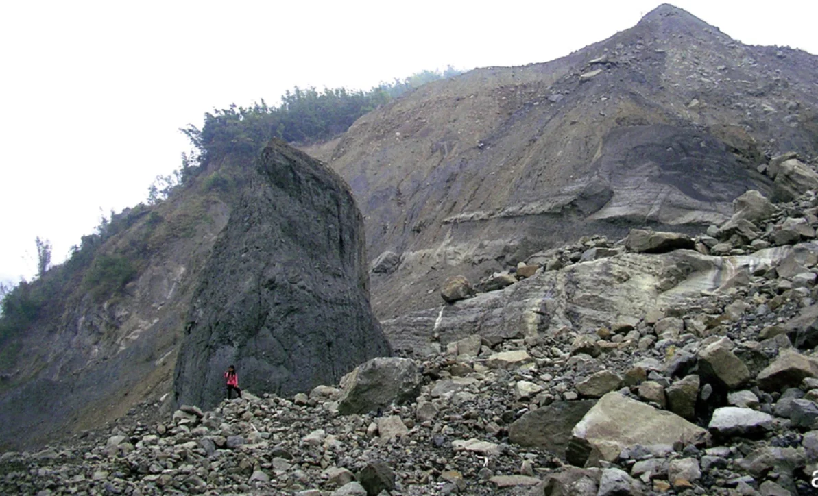 Residual blocks of ancient landslide deposits.